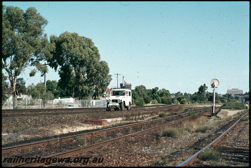 T07539
DEN 731 Daihatsu F20 Hi-Rail, following Vintage Train, Fremantle to Guildford Railway Centenary celebrations, passing Perth Terminal, East Perth, searchlight signal, platform, canopy,ER line
