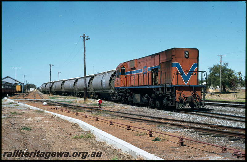 T07566
N Class 1875, Up loaded alumina train, Pinjarra, goods shed, point indicator, point rodding, cheeseknob, SWR line
