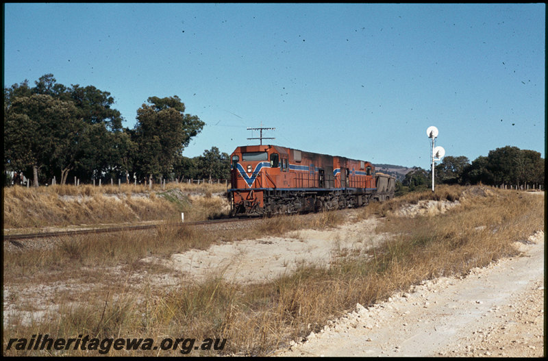 T07570
N Class 1874 with an unidentified N Class, Up loaded bauxite train, arriving at Mundijong, Jarrahdale Line, searchlight signal
