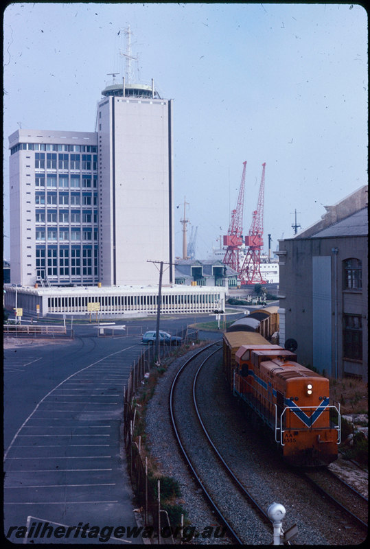 T07583
AA Class 1515, Down goods train, departing Fremantle, Phillimore Street level crossing, Fremantle Port Authority building, FA line
