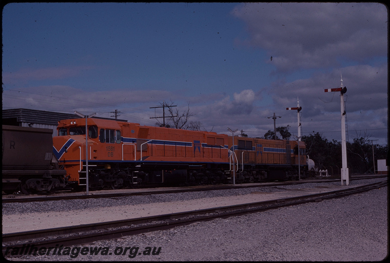 T07604
D Class 1562, DB Class 1581, brand new with no anti-reflective black paint on top of nose, empty bauxite train, sound end of Kwinana Yard, semaphore signals
