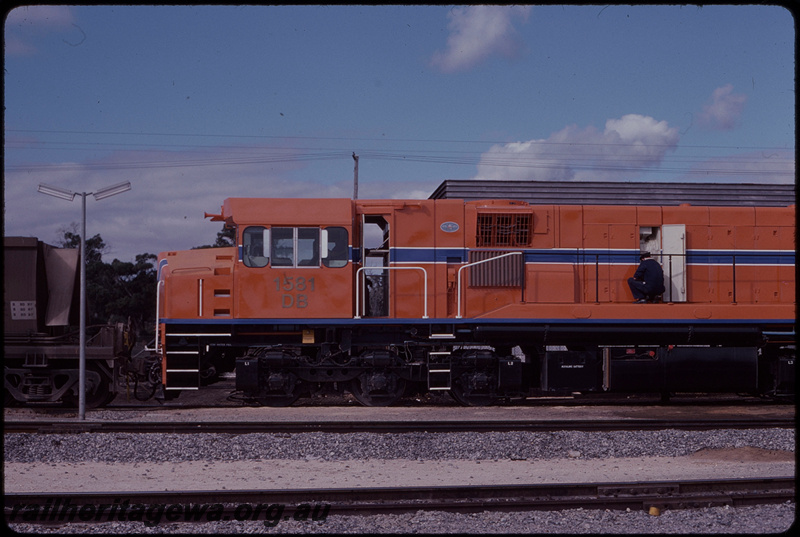 T07605
DB Class 1581, brand new with no anti-reflective black on top of nose, empty bauxite train, sound end of Kwinana Yard
