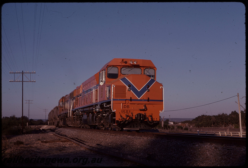 T07609
DB Class 1581, brand new with no anti-reflective black paint on top of nose, D Class 1562, Up loaded bauxite train between Mundijong Junction and Kwinana
