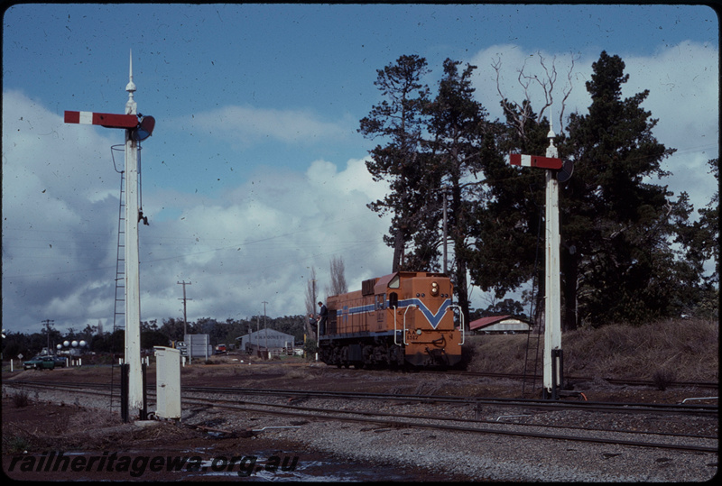 T07632
AA Class 1515, shunting south end of Mount Barker yard, loco on spur leading to R. N. Mooney fruit packing shed, timber yard and fuel depot, old turntable pit to the left of loco, semaphore signals, GSR line
