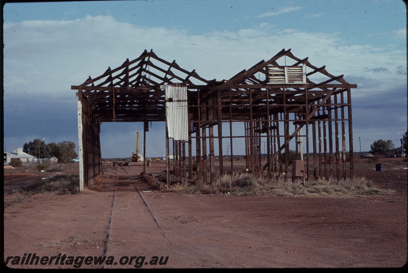 T07634
Mount Magnet goods shed, derelict condition, corrugated iron removed, loading ramp, platform crane, NR line
