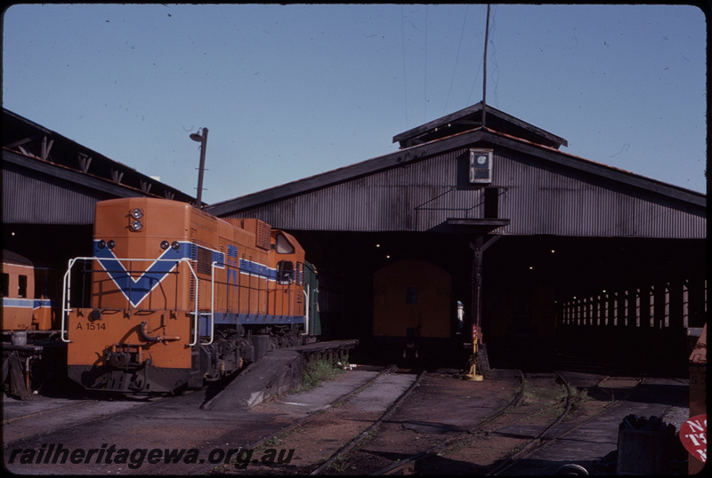 T07638
A Class 1514, shunting Australind consist, Perth carriage shed, clock, ER line
