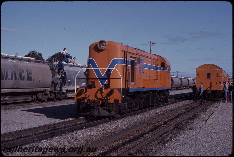 T07646
F Class 43, shunting onto lead of Hotham Valley tour train from Dwellingup to return to Perth, Pinjarra, alumina train stabled in yard, XF Class 25426, SWR line
