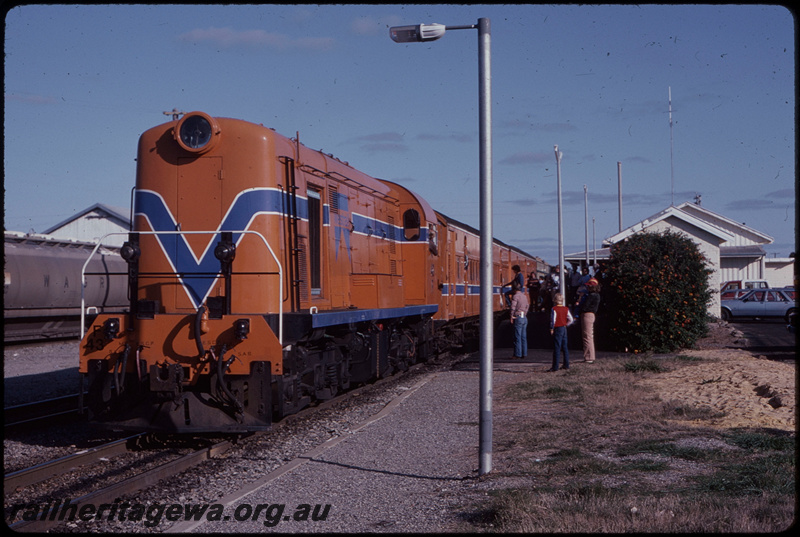 T07647
F Class 43, shunting onto lead of Hotham Valley tour train from Dwellingup to return to Perth, Pinjarra, station buildings, alumina train stabled in yard, SWR line
