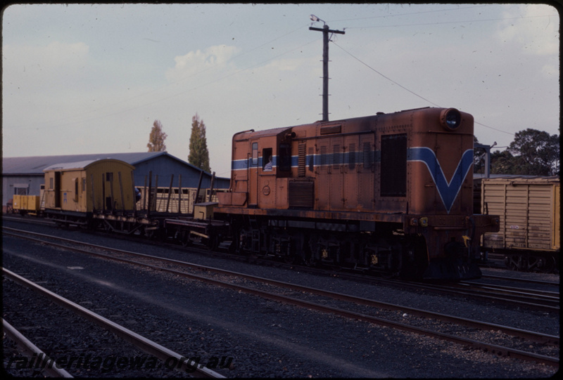 T07712
Y Class 1115, shunting, shunters float, Manjimup, PP line
