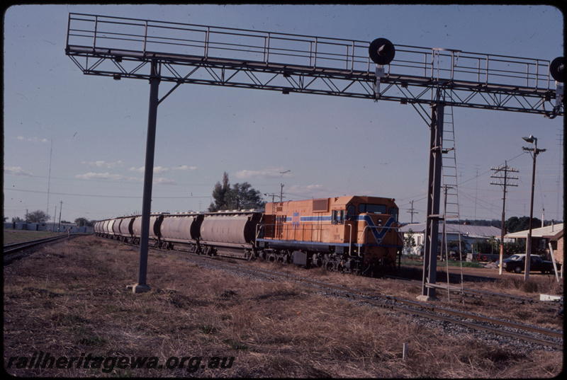 T07715
N Class 1975, loaded alumina train, arriving at Brunswick Junction, SWR line
