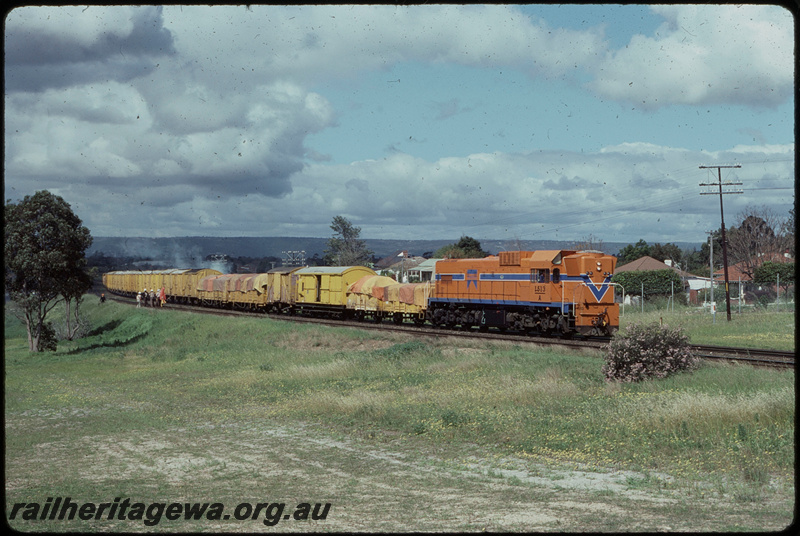 T07774
A Class 1513, Up goods train, track workers, between Ashfield and Bayswater, ER line

