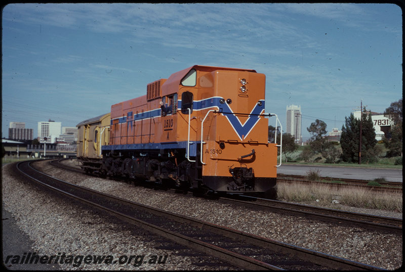 T07782
A Class 1510, Down light engine with Z Class brakevan, between Claisebrook and East Perth, searchlight signal, ER line
