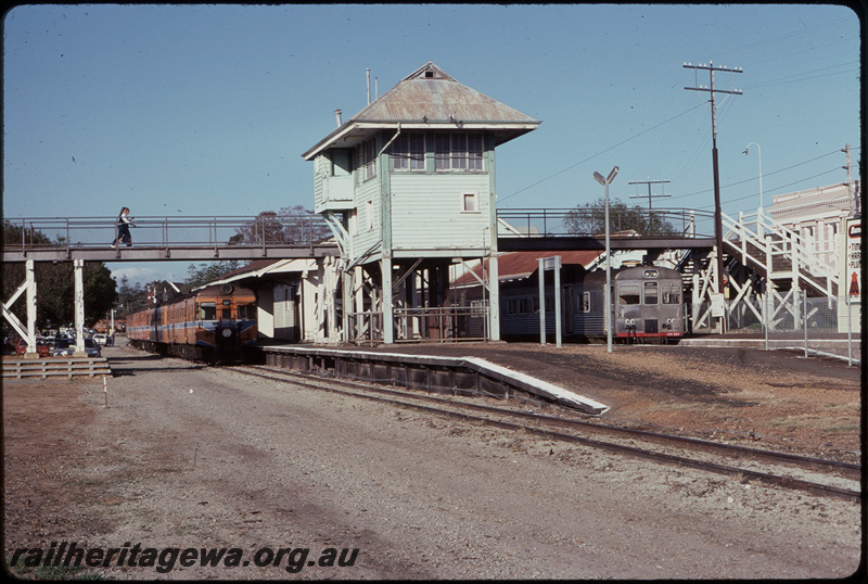 T07808
ADH/ADA/ADG/ADA Class railcar set, Down Show Special,  departing Claremont, ADK Class 685 with ADB/ADK/ADB Class railcar set, Up suburban passenger service, footbridge, platform, station buildings, signal cabin, ER line
