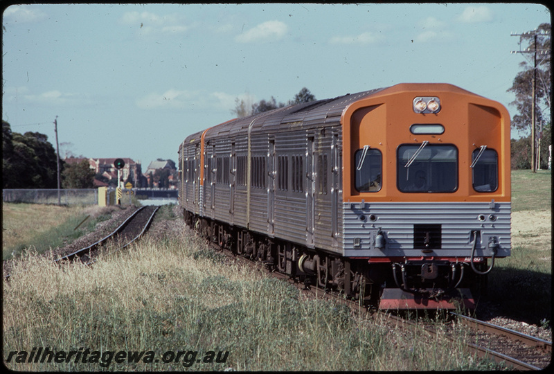 T07813
ADL Class 803 with ADC/ADL/ADC Class railcar set, Up suburban passenger service, approaching Daglish, searchlight signal, ER line
