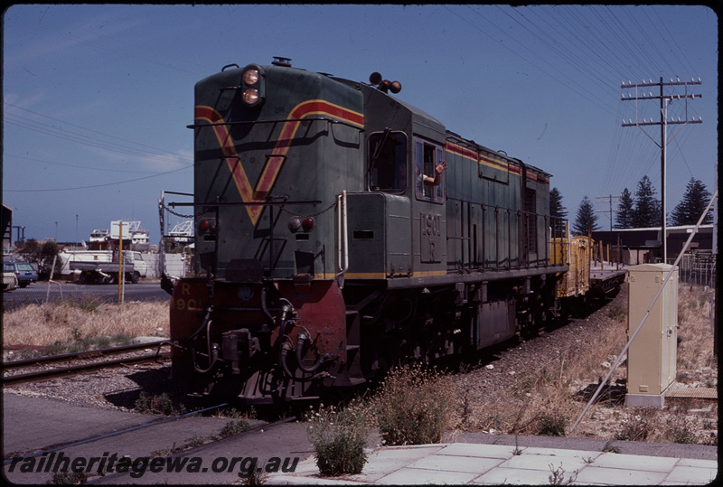 T07868
R Class 1901, Down goods train, Fremantle, Mews Road level crossing, FA line

