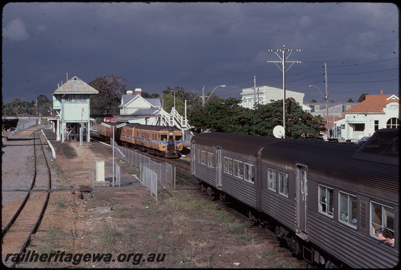 T07983
ADX/ADA/ADX/ADA Class railcar set, Up suburban passenger service, ADB/ADK Class railcar set, Down suburban passenger service, Claremont, station building, signal cabin, footbridge, ER line
