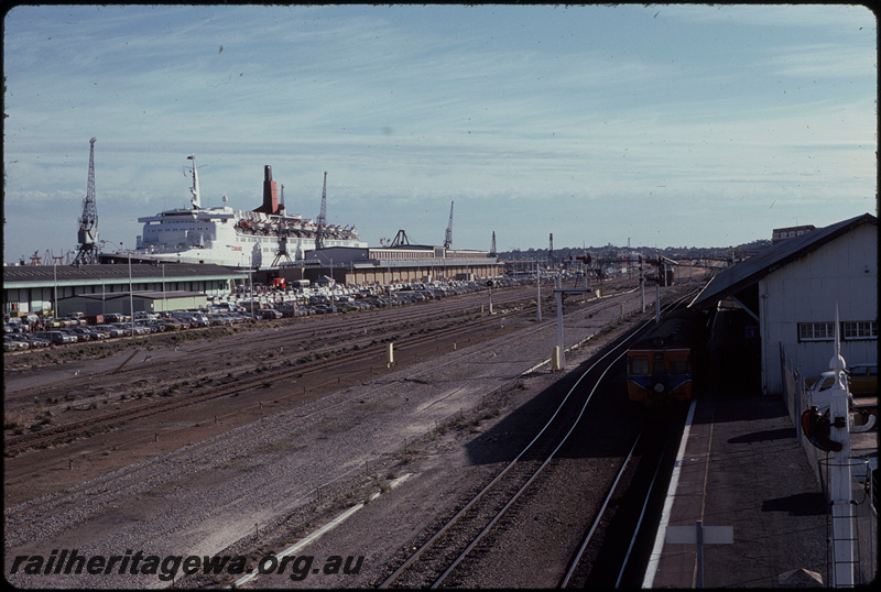 T08028
Overview of Fremantle Yard, station building, platform, semaphore signals, Fremantle Box B signal cabin, footbridge, ER line
