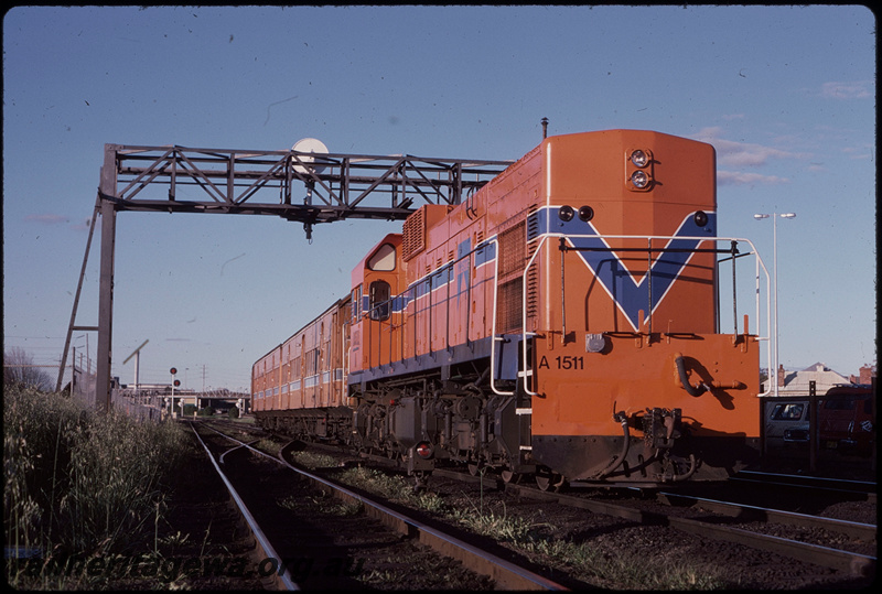 T08076
A Class 1511, shunting carriage set out of Claisebrook Depot, searchlight signal gantry, ER line
