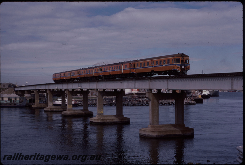 T08094
ADG/ADA/ADG/ADG/ADA Class railcar set, Up suburban passenger service, Swan River Bridge, steel girder, concrete pylon, Fremantle, ER line
