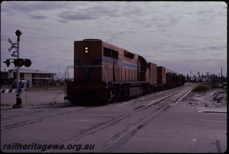 T08096
L Class 251, Down goods train, Marina Access level crossing, South Fremantle, FA line

