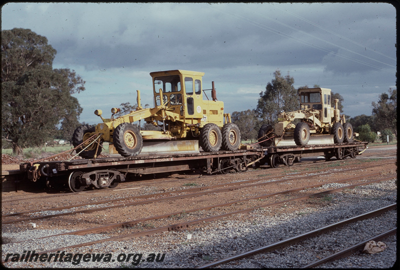 T08130
QCE Class 23590, QCE Class 23609, flat wagons loaded with Clyde Galion road graders, Pinjarra, SWR line
