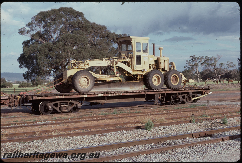 T08131
QCE Class 23590, QCE Class 23609, flat wagon loaded with a Clyde Galion T-500 road grader, Pinjarra, SWR line
