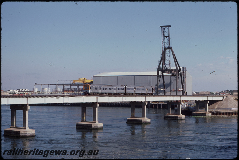 T08135
ADL/ADC Class railcar set, Up suburban passenger service, Swan River Bridge, steel girder, concrete pylon, Fremantle, ER line
