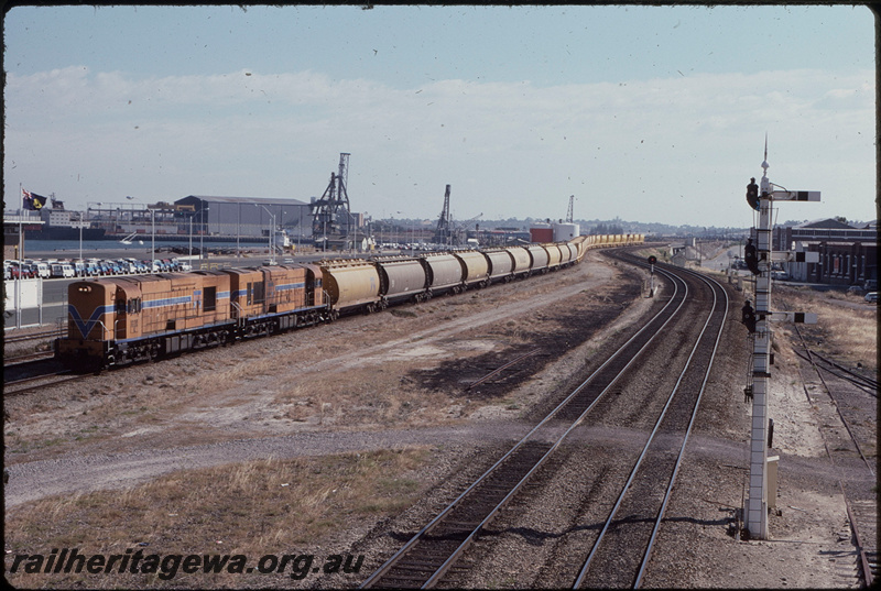 T08137
K Class 208, K Class 205, loaded grain train, new Western Quarries WHA Class aggregate hoppers on the rear pressed into grain traffic, Fremantle, ER line
