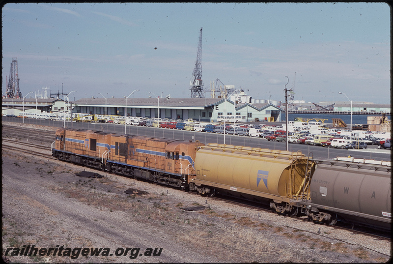 T08138
K Class 208, K Class 205, loaded grain train, WW Class 32001, WWA Class 32306, Fremantle, ER line
