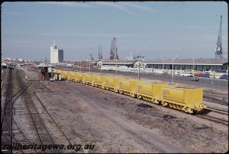 T08139
K Class 208, K Class 205, loaded grain train, new Western Quarries WHA Class aggregate hoppers on the rear pressed into grain traffic, Fremantle, ER line
