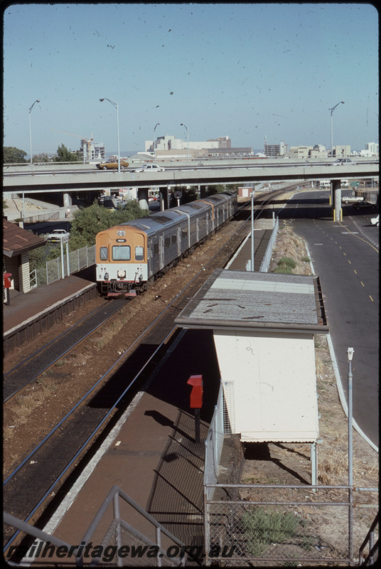 T08157
ADC/ADL/ADC/ADL Class railcar set, Down suburban passenger service, West Perth, platforms, station shelter, Mitchell Freeway overpass, ER line
