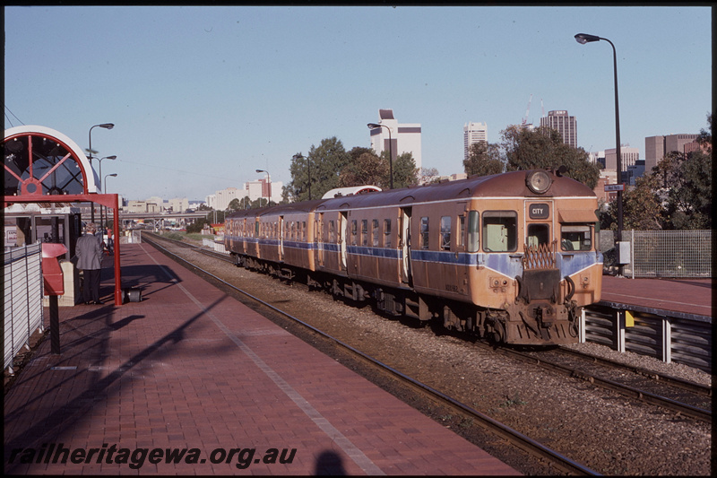 T08230
ADX Class 663, ADA Class trailer, ADX Class 662, Up suburban passenger service, last ADX Class railcar set in service, City West, platform, station shelter, ER line
