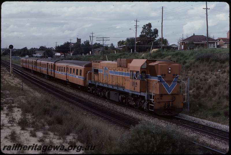 T08241
A Class 1514, Down suburban passenger service, de-engined ADX Class railcars and ADA Class trailers in consist, between Rivervale and Victoria Park, searchlight signal, SWR line
