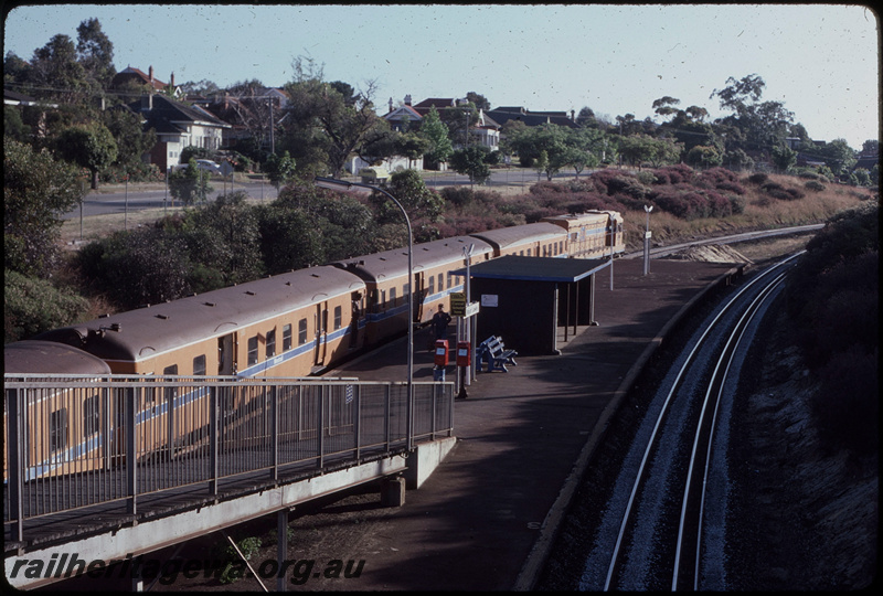 T08278
A Class 1502, Down suburban passenger service, ADA Class trailers and de-engined ADX Class railcars in consist, Mount Lawley, footbridge, station shelter, station nameboard, platform, ER line
