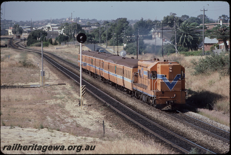 T08308
A Class 1502, Down suburban passenger service, ADA Class trailers and de-engined ADX Class railcars in consist, between Rivervale and Victoria Park, searchlight signal, SWR line
