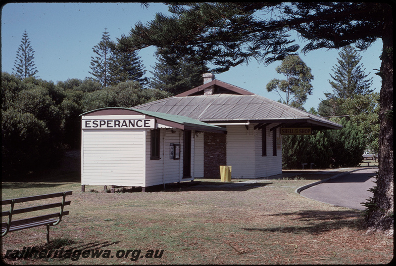 T08328
Traffic office building, ladies waiting room, repurposed as a bus stop shelter, station nameboard, Esperance, CE line
