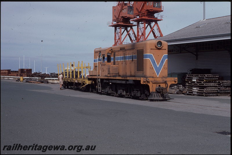 T08358
Y Class 1108, shunting, QBE Class timber wagon, A Shed, Elizabeth Quay, Fremantle

