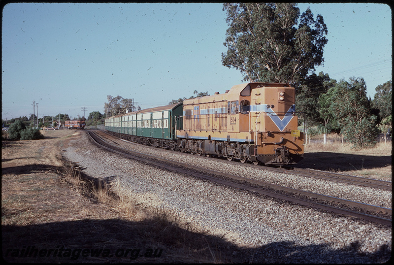 T08404
A Class 1504, Down suburban passenger service, Stokley, Albany Highway level crossing, SWR line
