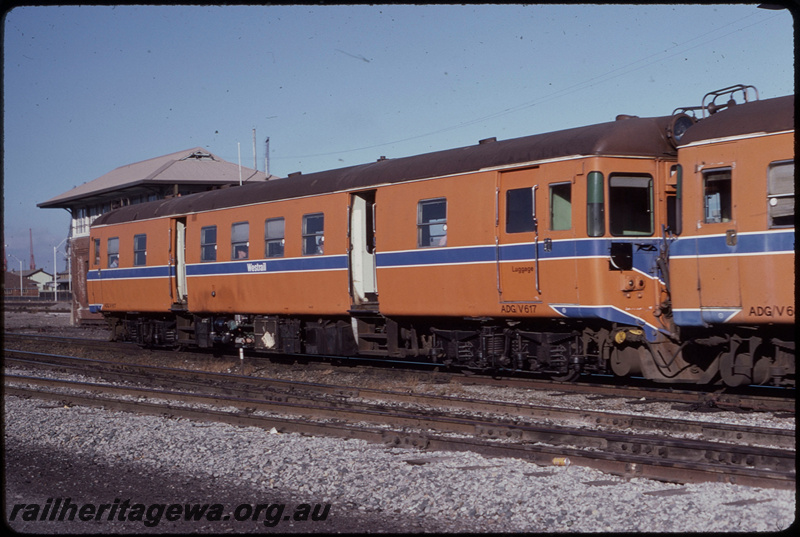 T08426
ADG Class 617 with ADA/ADG Class railcar set, Down suburban passenger service, departing Fremantle, Fremantle Box B signal cabin, ER line
