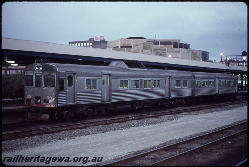 T08458
ADK Class 690 with ADC Class trailer, Platform 5, City Station, Perth, searchlight signal, ER line
