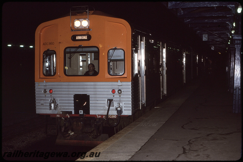 T08462
ADC Class 860 with ADL Class railcar, Down suburban passenger service, Platform 5, City Station, Perth, ER line
