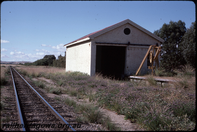 T08505
Walkaway goods shed, loading ramp, platform crane, MR line
