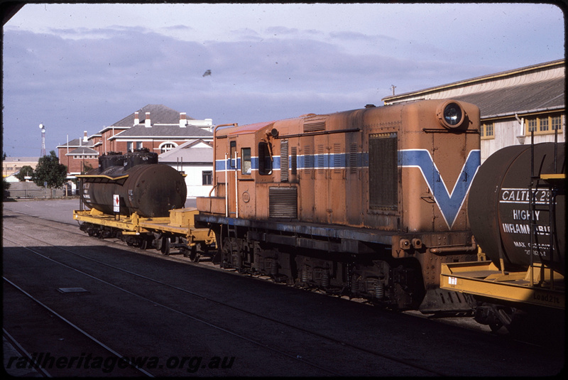 T08509
Y Class 1111, shunting fuel tankers, NS Class 12115 shunters float, Geraldton station yard
