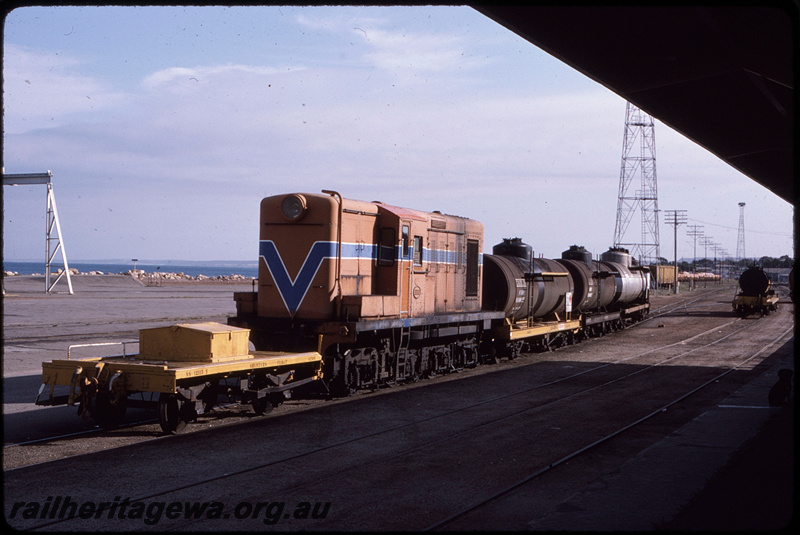 T08510
Y Class 1111, shunting fuel tankers, NS Class 12115 shunters float, Geraldton station yard
