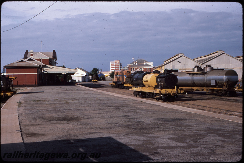 T08511
Y Class 1111, shunting fuel tankers, JGC Class 353 fuel tanker, JS Class sand and water wagon, Geraldton station yard
