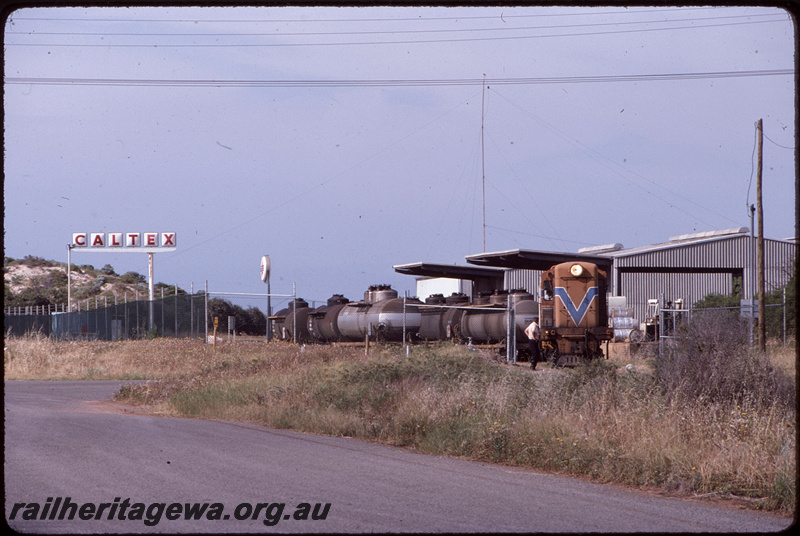 T08515
Y Class 1111, shunting Caltex fuel siding, Geraldton, NR line
