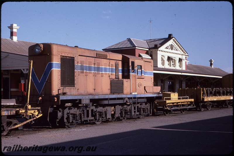 T08523
Y Class 1101, shunting, NS Class 733 shunters float, QV Class 13343 wheel wagon, station building, Geraldton, NR line
