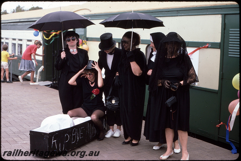 T08587
Festivities for the last last loco-hauled 