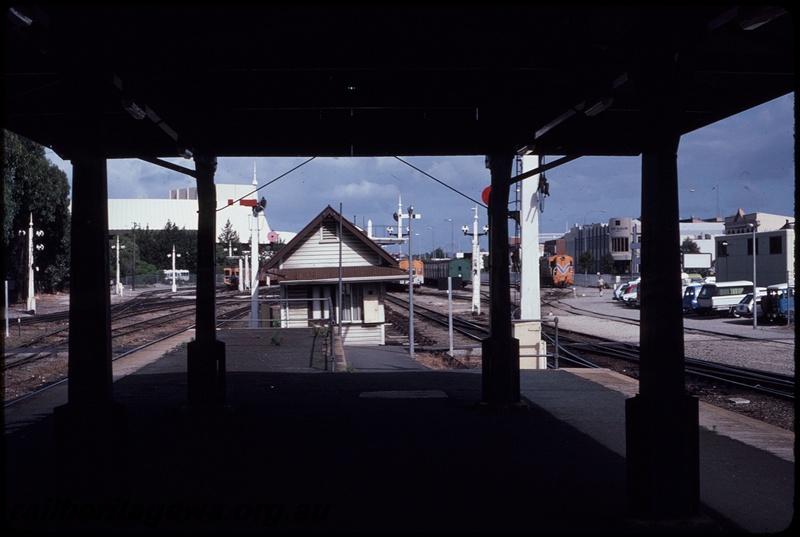 T08605
Platform 5 and 8, looking west, City Station, Perth, linen store, semaphore signals, ER line
