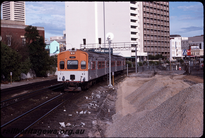 T08642
ADC Class 852 with ADL Class railcar, Down suburban passenger service, between City Station and Claisebrook, signal gantry, searchlight signal, Pier Street pedestrian crossing, earthworks underway for construction of additional trackwork and McIver Station, ER line
